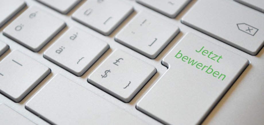 Bild einer Tastatur mit der Aufschrift "Jetzt bewerben"