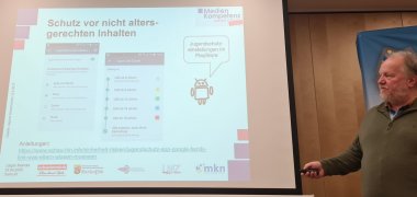 Hier trägt Herr Reincke eine Präsentation für die Eltern der Grundschüler von Bruchmühlbach und Miesau zum Thema „Schutz vor nicht altersgerechten Inhalten“ vor.
