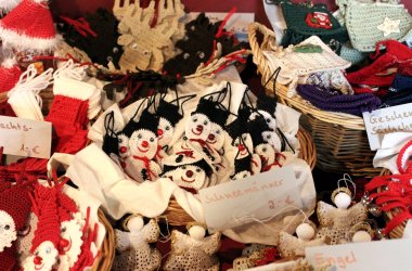 Gehäkelte Weihnachtsmänner und Schneemann