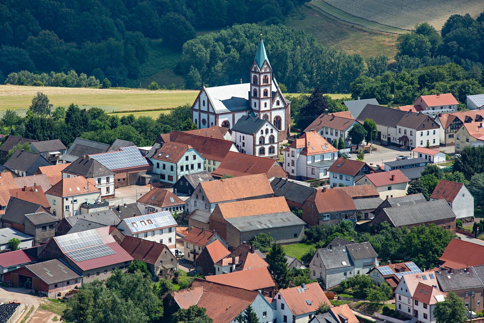 Martinshöhe Karte der zeitweisen Umleitung. Vollsperrung im OT Bruchmühlbach – Flachsäckerstraße von der L395 Kaiserstraße bis Kreuzung „In den Betzen / Hainenhübelstraße“ (Zeitraum 17.11.2025 – 30.06.2026) Abschnittweiser grundhafter Vollausbau einschließlich Erneuerung der Hausanschlüsse der Wasserleitungen. Der Verkehr wird in dieser Zeit über die L 395 „Kaiserstraße“ über die Straßen „Fabrikstraße“ und „Hainenhübelstraße“ umgeleitet. Die Umleitungsstrecke gilt ebenso in entgegengesetzter Fahrtrichtung. Die Verkehrsregelung in der Kaiserstraße an der Einmündung Flachsäckerstraße wird während der Baumaßnahme durch eine Lichtzeichenanlage geregelt. Ein einseitiges absolutes Halteverbot wird in der Hainenhübelstraße errichtet. Das Verkehrszeichen 250 „Verbot für Kraftfahrzeuge mit einer zulässigen Gesamtmasse über 3,5 to. einschließlich ihrer Anhänger und Zugmaschinen“ wird in der Straße „In den Betzen“ angeordnet. Ausgenommen sind PKW und Kraftomnibusse.