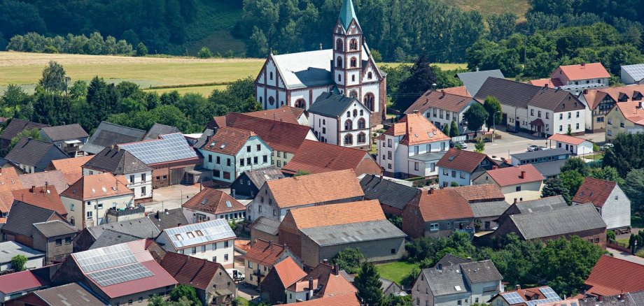 Karte der zeitweisen Umleitung. Vollsperrung im OT Bruchmühlbach – Flachsäckerstraße von der L395 Kaiserstraße bis Kreuzung „In den Betzen / Hainenhübelstraße“  (Zeitraum 17.11.2025 – 30.06.2026)  Abschnittweiser grundhafter Vollausbau einschließlich Erneuerung der Hausanschlüsse der Wasserleitungen.  Der Verkehr wird in dieser Zeit über die L 395 „Kaiserstraße“ über die Straßen „Fabrikstraße“ und „Hainenhübelstraße“ umgeleitet. Die Umleitungsstrecke gilt ebenso in entgegengesetzter Fahrtrichtung.  Die Verkehrsregelung in der Kaiserstraße an der Einmündung Flachsäckerstraße wird während der Baumaßnahme durch eine Lichtzeichenanlage geregelt.  Ein einseitiges absolutes Halteverbot wird in der Hainenhübelstraße errichtet.  Das Verkehrszeichen 250 „Verbot für Kraftfahrzeuge mit einer zulässigen Gesamtmasse über 3,5 to. einschließlich ihrer Anhänger und Zugmaschinen“ wird in der Straße „In den Betzen“ angeordnet. Ausgenommen sind PKW und Kraftomnibusse. 