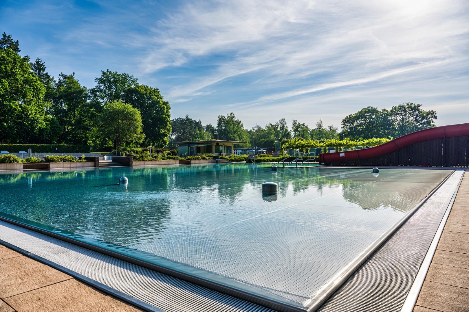 Schwimmbecken mit roter Rutsche