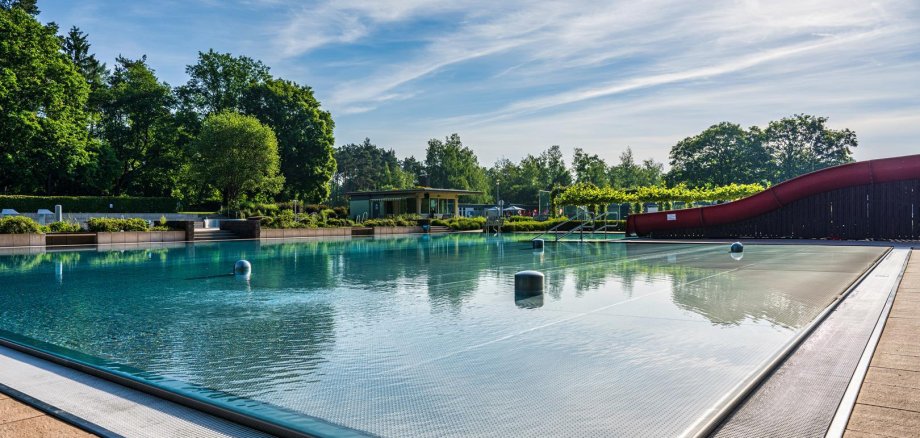 Schwimmbecken mit roter Rutsche