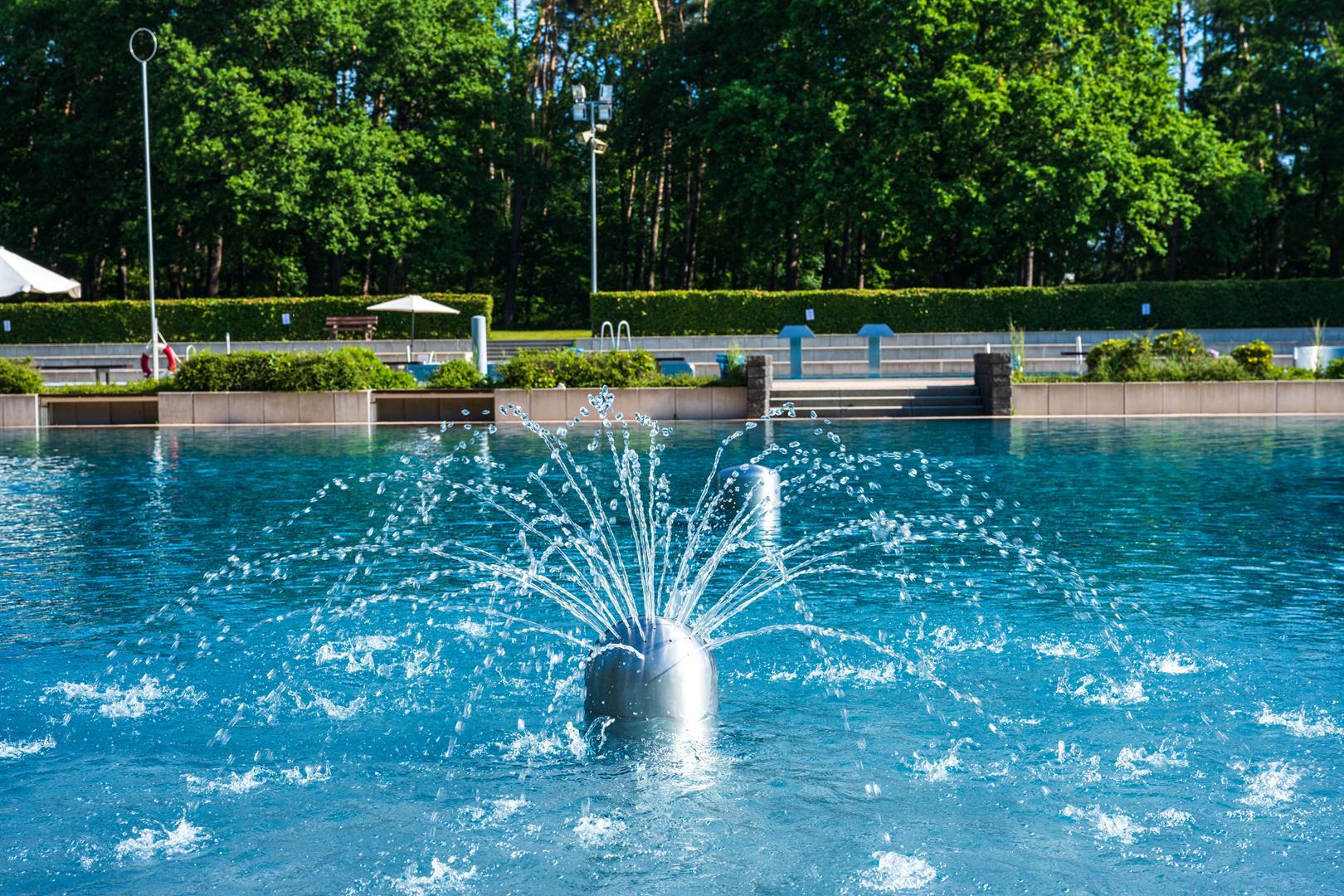 Wasserspiel in einem Schwimmbecken.