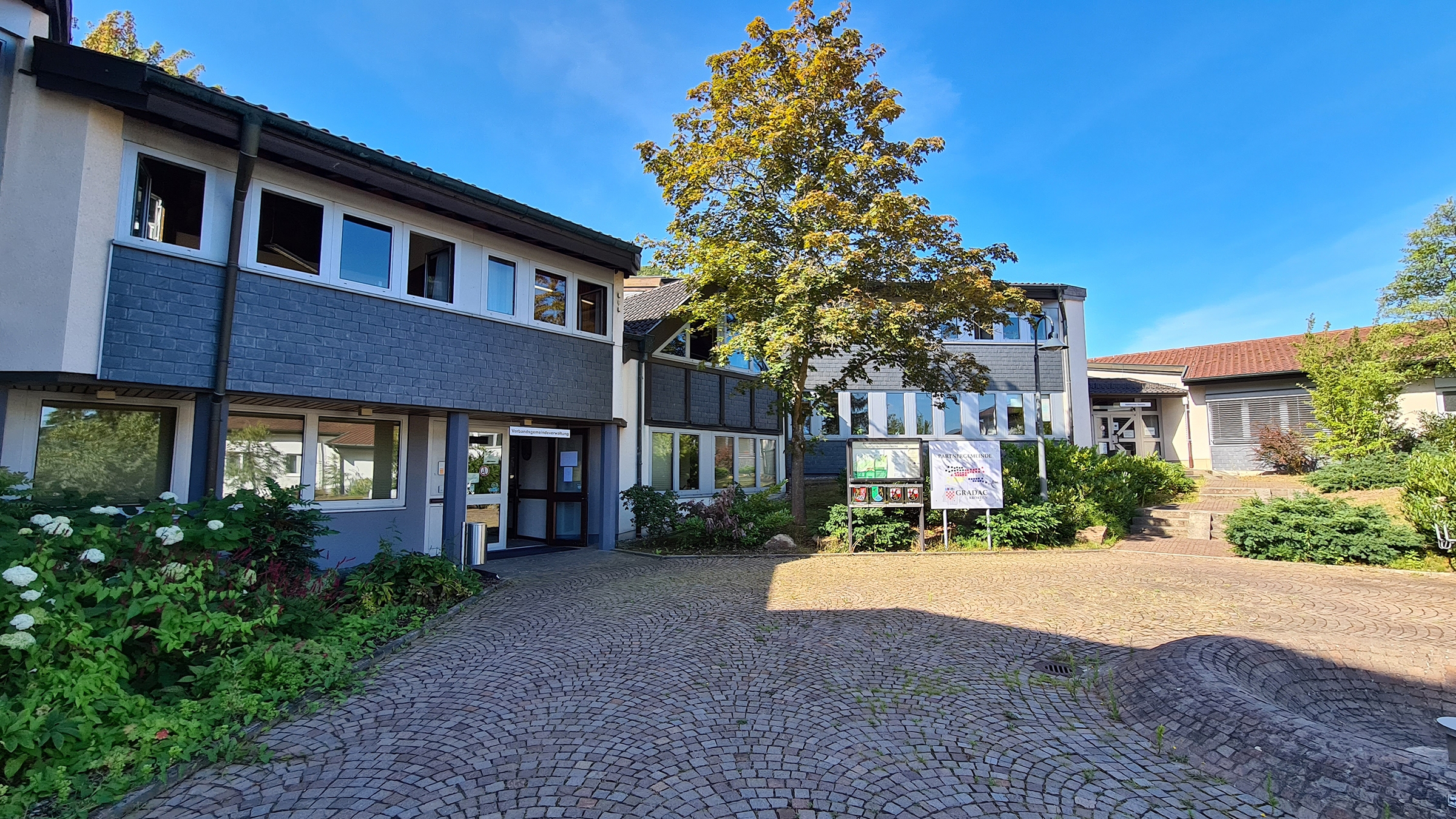 Rathaus Rathaus aus den 60ern und daor ein Kopfsteinpflaster.