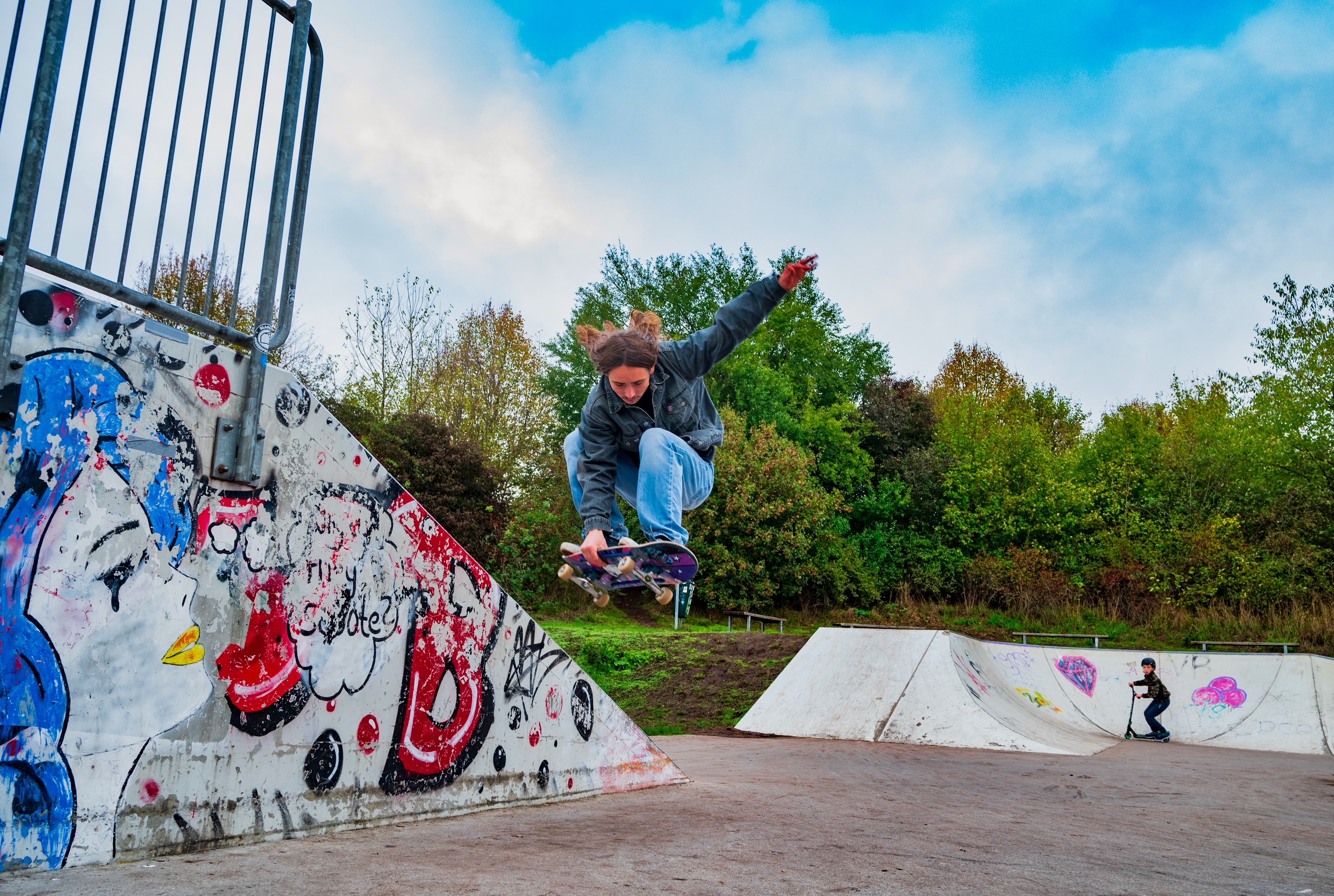 Skateworkshop Junge der mit einem Skateboard springt.
