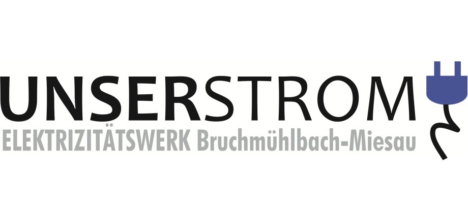 Schriftzug: "Unser Strom Elektrizitätswerk Bruchmühlbach-Miesau" daneben ein Pictogramm eines Steckers in blau mit schwarzem Kabel.