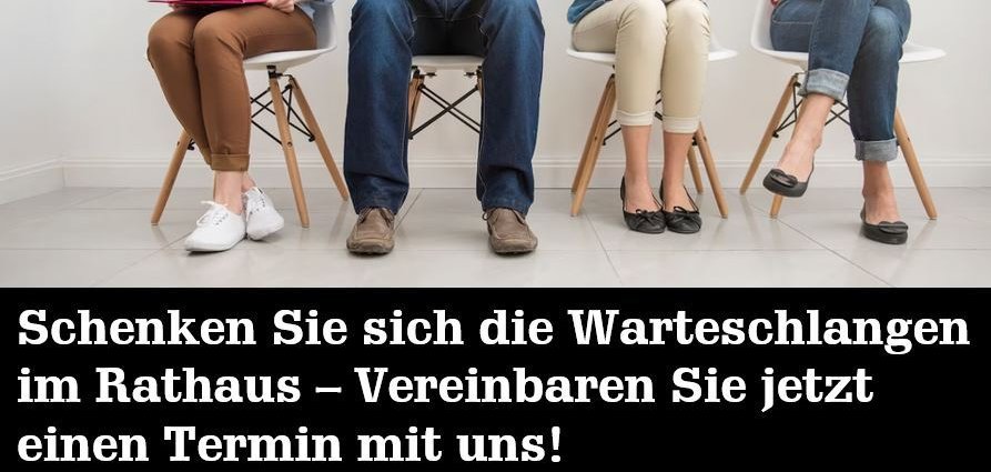 Bildausschnitt mit vier sitzenden Personen nebeneinander. Man sieht nur die Beine und den Unterkörper. Darunter steht: Schenken Sie sich die Warteschlangen im Rathaus - Vereinbaren Sie jetzt einen Termin mit uns!