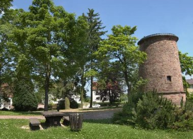 Wasserturm und Menhir