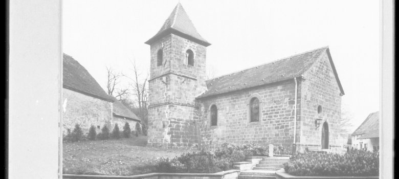 Schwarz-Weiß Bild einer Sandsteinkirche mit Kirchturm