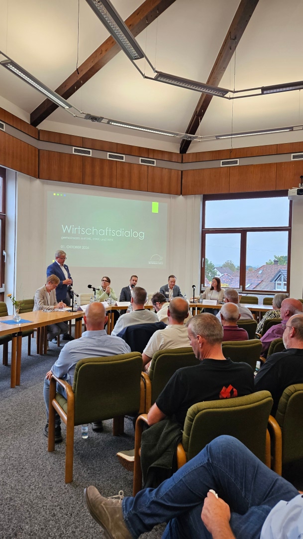 Wir laden Sie zum Wirtschaftsdialog in Bruchmühlbach-Miesau ein! Egal ob Start-up, Solo-Selbständiger oder Traditionsunternehmen – beim Wirtschaftsdialog stehen Ihre Anliegen im Mittelpunkt. Nutzen Sie die Gelegenheit, um: ▪ offen über Herausforderungen, Ideen und Chancen in Ihrer Verbandsgemeinde zu sprechen, ▪ Einblicke in die vielfältigen Aktivitäten und Angebote der Verbandsgemeinde, der Wirtschafsförderer sowie der HWK und IHK zu erhalten, ▪ wertvolle Kontakte zu knüpfen und Ihr Netzwerk zu erweitern. Seien Sie dabei – wir freuen uns auf den Austausch mit Ihnen!