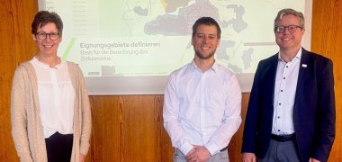 Drei Personen von links nach rechts: Barbara Käufling, Stabstelle Energie und Wirtschaft; Dr. Kai Mainzer, Gründer und Leiter Forschung & Entwicklung beider Greenventory GmbH Freiburg; Christian Hirsch, Bürgermeister Verbandsgemeinde Bruchmühlbach-Miesau